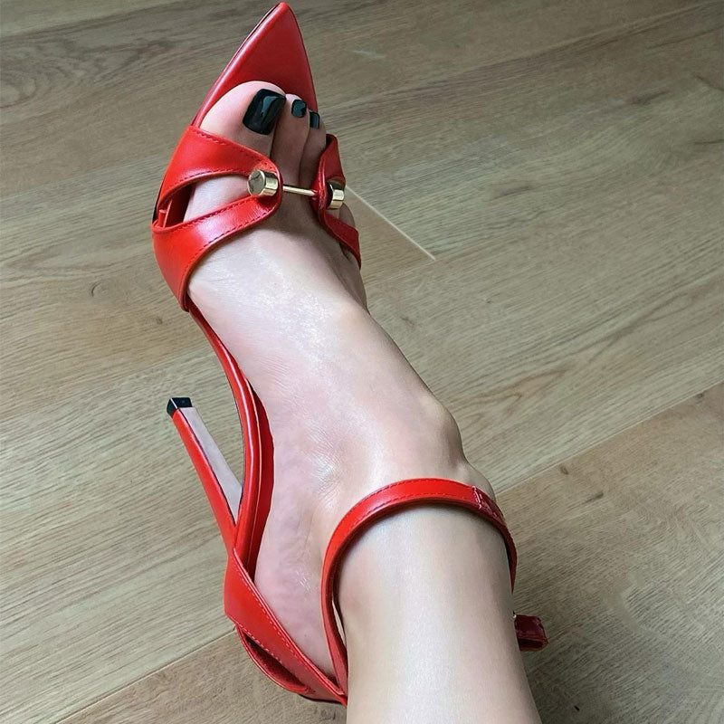 Vintage Stiletto-Pumps mit Metallsteg und spitzer Zehenpartie und Knöchelriemen - Rot