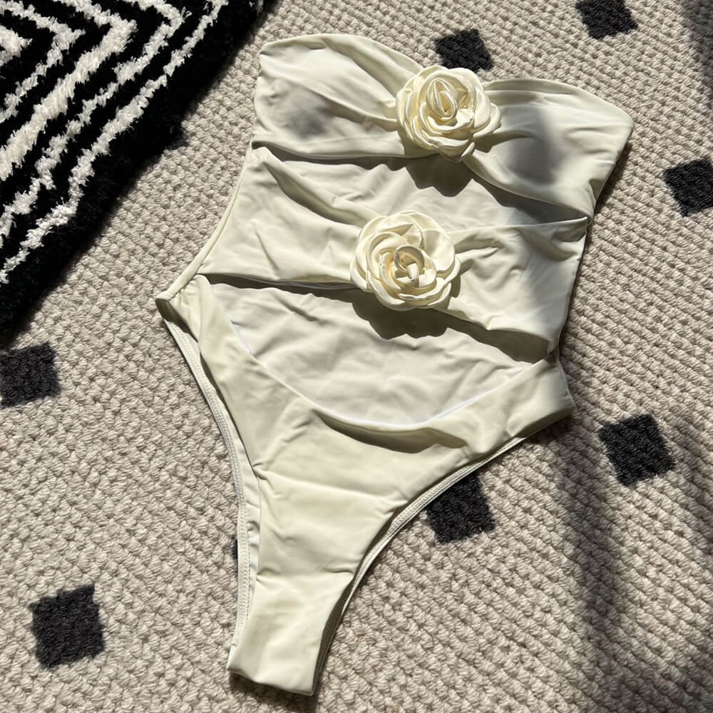 Traje de baño brasileño de una pieza con escote en forma de roseta y pierna alta, estilo bandeau atrevido