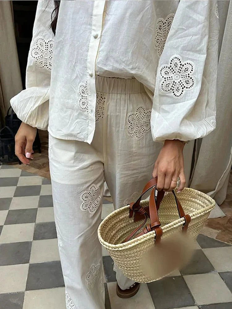 Conjunto de 2 piezas con pantalones calados y estampado de flores blancas | Trajes de camisa de manga larga con solapa y botones para mujer | Ropa informal holgada 2024