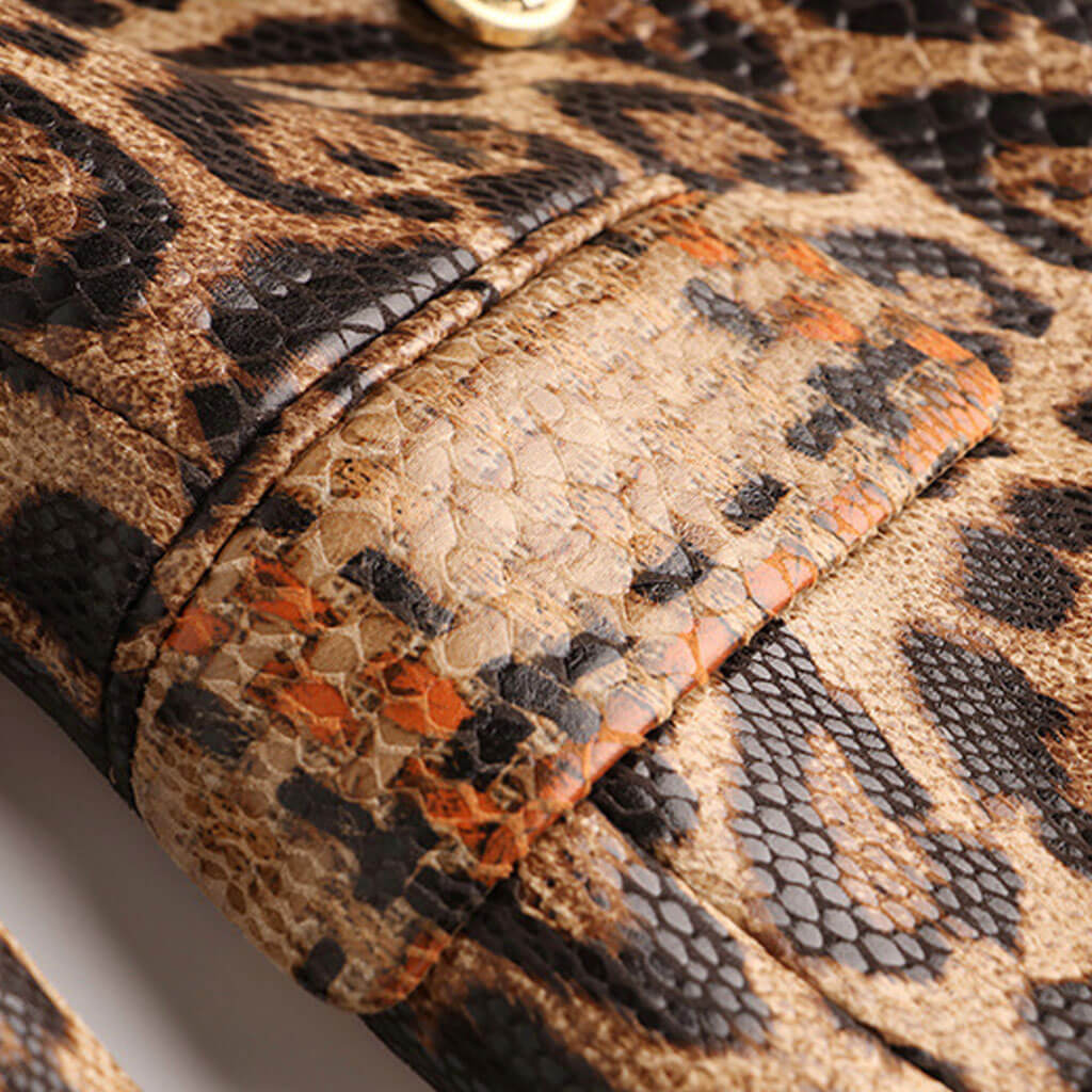 Blazer sastre cruzado con solapa de pico de cuero vegano con estampado de leopardo salvaje